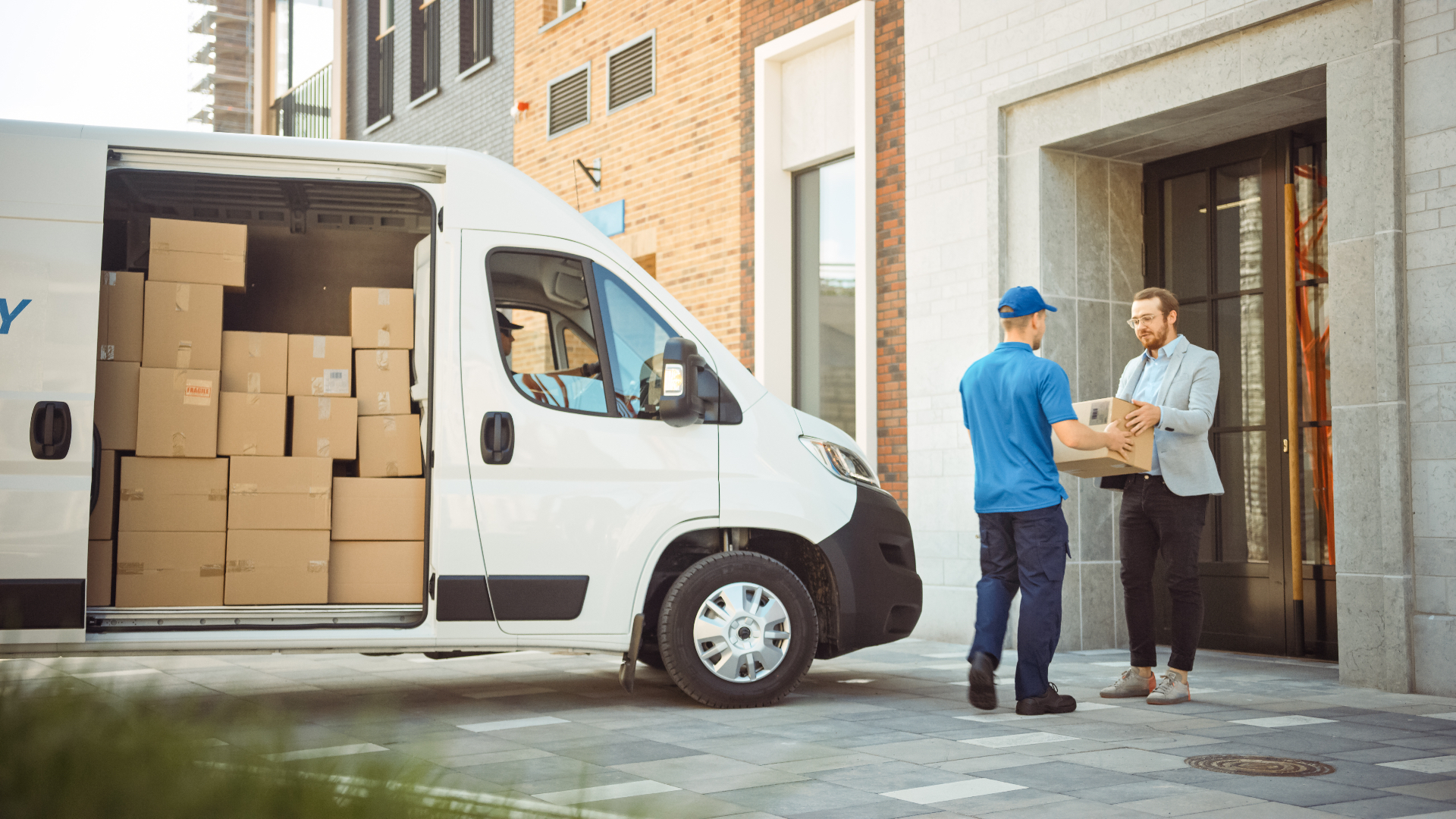 Paketübergabe an der Haustür